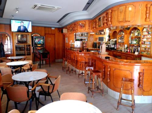 Un restaurante o sitio para comer en Hostal Romi
