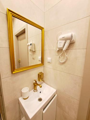 a bathroom with a sink and a mirror at Poznaj Mickiewicza 4 in Racibórz