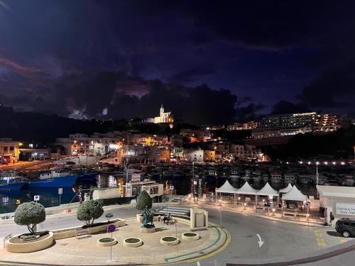 圣保罗湾城SEApartment MALLTA'MR & TAXI FREE的城市夜景