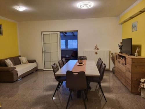 Posezení v ubytování Kuća za 10 osoba s jacuzzijem i biljarom Mrkopalj