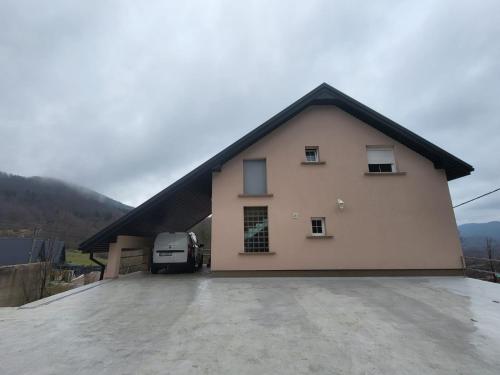 ein Haus mit einem Van, der draußen parkt in der Unterkunft Kuća za 10 osoba s jacuzzijem i biljarom Mrkopalj in Mrkopalj