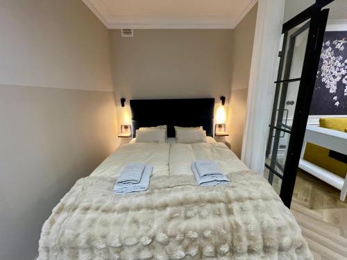 Voodi või voodid majutusasutuse Holiday Apartment Old Town Gdansk with a Jacuzzi toas