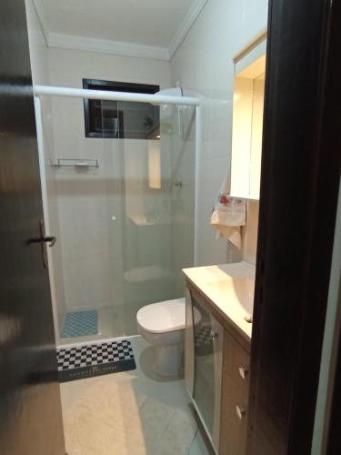 a bathroom with a shower and a toilet at Casa aconchegante e familiar no bairro Vila Nova in Joinville