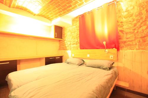 Giường trong phòng chung tại 10mn Paris Ligne H - Parking Privé- Souplex - Tout équipé - De 1 à 6 personnes