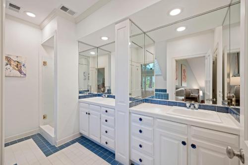 Ένα μπάνιο στο PALM3700: 3700 Palm Blvd.