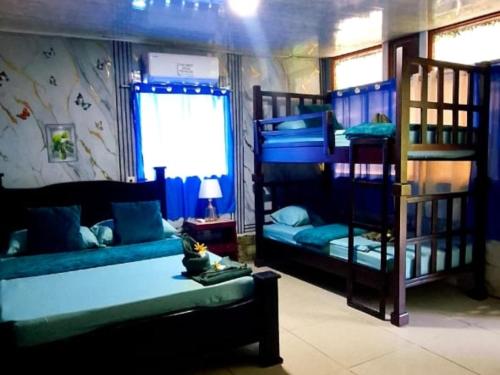 a bedroom with two bunk beds and a staircase at yafeth Osa Room Drake Bay Longe in Drake