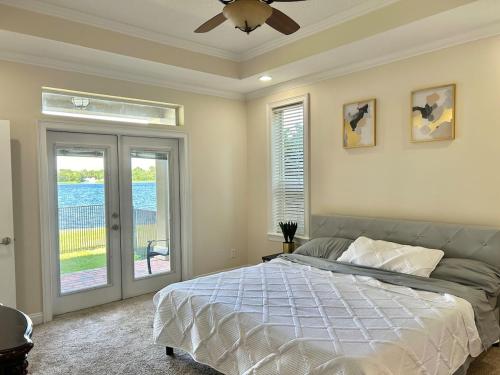 una camera da letto con un letto e un ventilatore a soffitto di Lakeside Retreat with pool, dock & game room a Interlachen