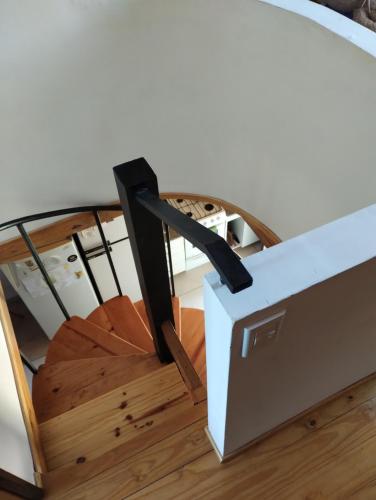 een trappenhuis met een stoel en een doos bij Alpinas El Chusmo 2 in Villa Ciudad Parque