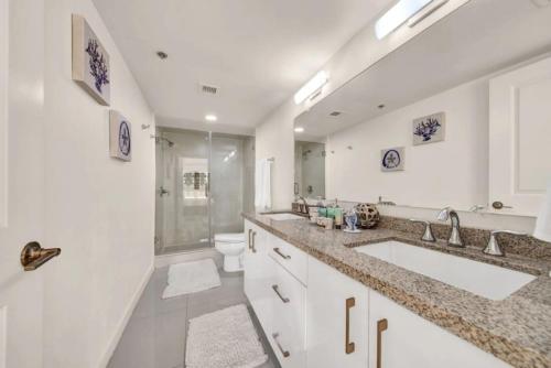 Phòng tắm tại Luxury Beachfront Condo With Amazing Sunset Views