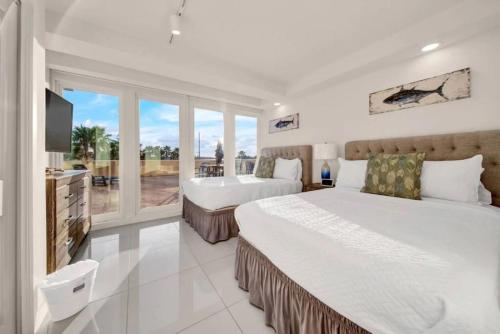 Giường trong phòng chung tại Luxury Beachfront Condo With Amazing Sunset Views