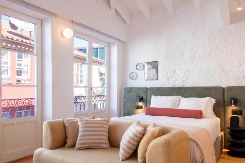 a bedroom with a bed and a couch at Bainharia 82 by LovelyStay in Porto