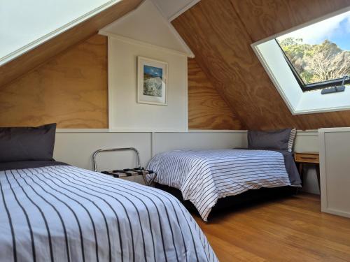 Ένα ή περισσότερα κρεβάτια σε δωμάτιο στο Seaside Serenity - Prime Beachfront Position