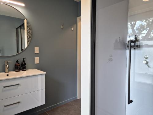 Ένα μπάνιο στο Seaside Serenity - Prime Beachfront Position