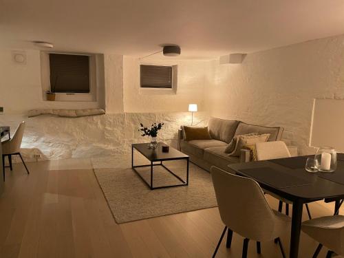 een woonkamer met een bank en een tafel bij Tranquility near everything - Majorstua in Oslo