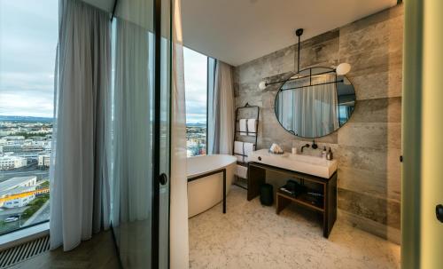 Imagen de la galería de Tower Suites Reykjavík, en Reikiavik