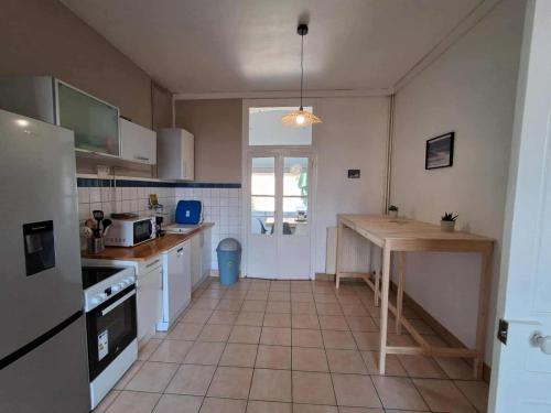 una cocina con una mesa y una encimera en Les Petits Galets, en Fécamp