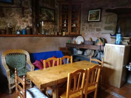 ein Esszimmer mit einem Holztisch und Stühlen in der Unterkunft Casa Lucia in Mogarraz