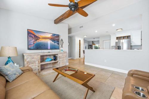 Телевизор и/или развлекательный центр в 3BR Cocoa Beach Oasis w Tiki Hut & Kayaks Walk to Beach