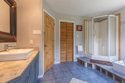 彻特西Lake Views, Hot Tub, Fireplace and Pool Table的带水槽和淋浴的浴室