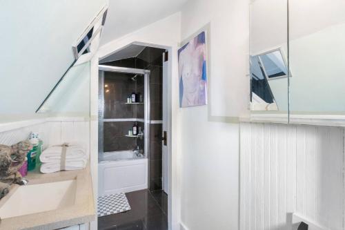 un bagno bianco con lavandino e WC di The City Climb a Guttenberg