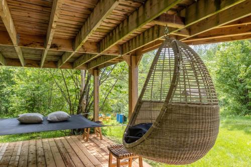 una hamaca colgada de una pérgola con una cama en Lake Views, Hot Tub, Fireplace and Pool Table, en Chertsey