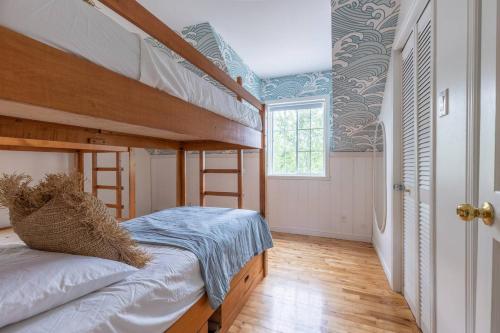 彻特西Lake Views, Hot Tub, Fireplace and Pool Table的一间卧室，有两张双层床和一扇窗户