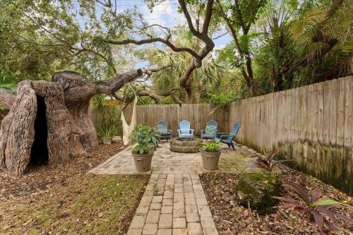 Сад в Secluded Coastal Retreat Walk to Beach