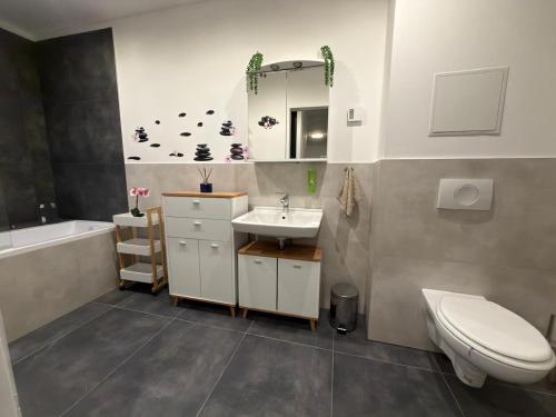 Ένα μπάνιο στο Mira Suites 2