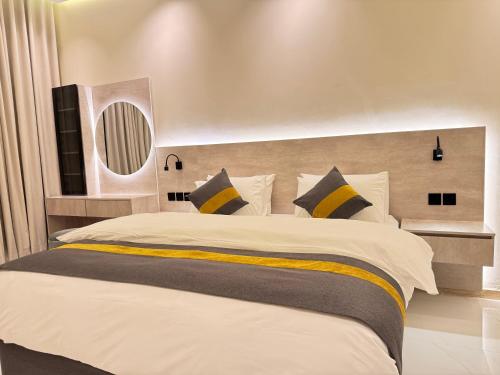 Ένα ή περισσότερα κρεβάτια σε δωμάτιο στο النخيل بارك للشقق المخدومة اقتصادي