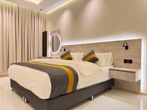 Ένα ή περισσότερα κρεβάτια σε δωμάτιο στο النخيل بارك للشقق المخدومة اقتصادي