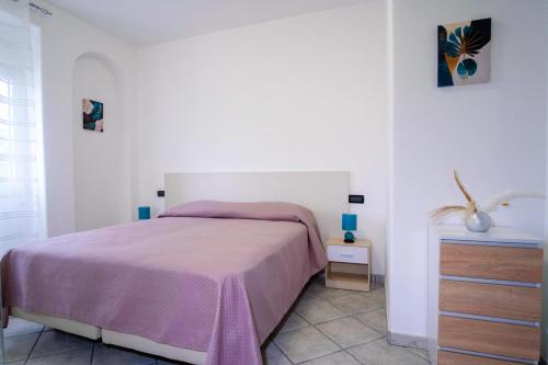 伊斯基亚Casa Don Peppino City Center的一间白色卧室,配有一张床和一个梳妆台