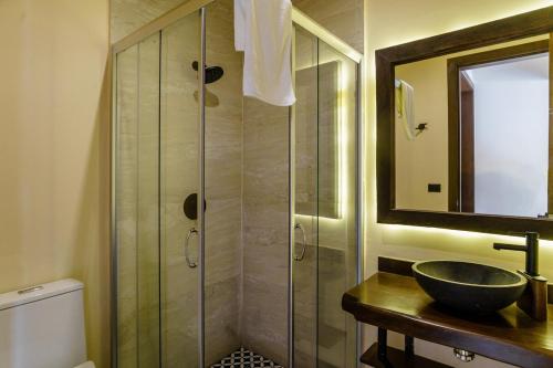 un bagno con doccia, lavandino e specchio di New! Gorgeous Tulum luxury villa with 2 pools a Tulum