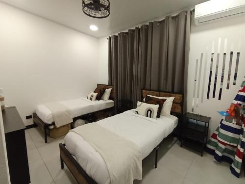 una habitación de hospital con 2 camas y un árbol de Navidad en JJ Lux Residential, en Jacó