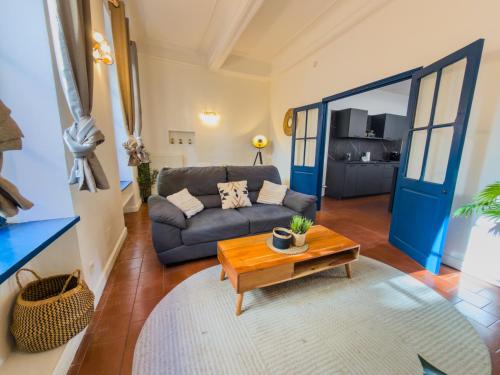 una sala de estar con un sofá y una mesa en Le Patio ※ Carnot, en Carcassonne