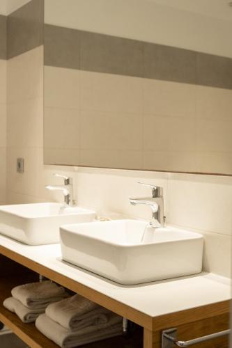 a bathroom with two sinks and a mirror at Agroturismo Son Marge in Campos