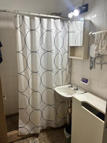 Et badeværelse på Departamento amoblado, en centro