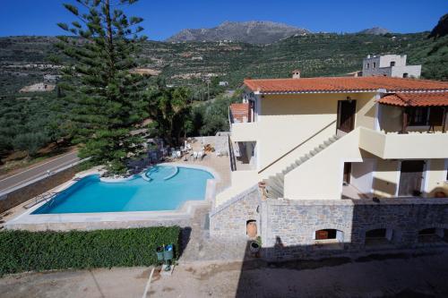 Una vista aérea de una villa con piscina. en LITHOS by the sea, en Neon Oitilon
