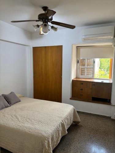 En eller flere senge i et værelse på Departamento amoblado, en centro