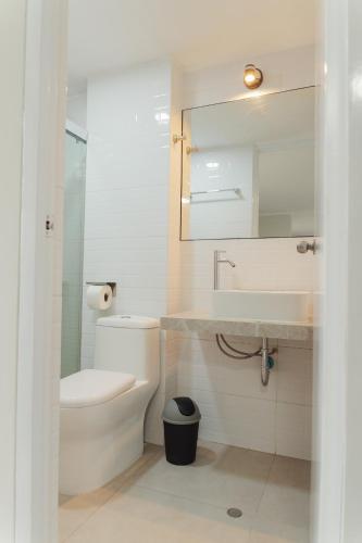 a bathroom with a toilet and a sink and a mirror at Estancia del Alba in Cajamarca