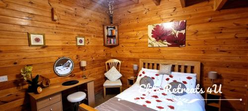 Postel nebo postele na pokoji v ubytování Elite Retreats 4U Lakeside Hot Tub Log Cabin with the fishing peg at Tattershall Lakes Park