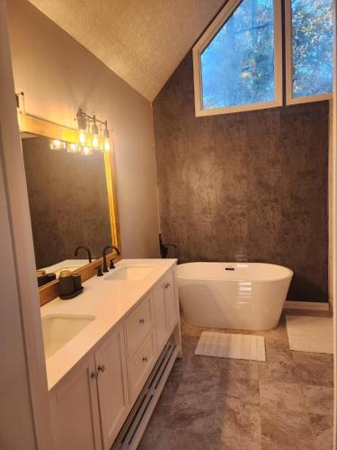 Et badeværelse på La Vela Blanca - Modern Southern Getaway