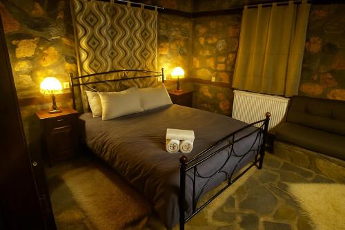 um quarto com uma cama com duas toalhas em Cozy Stone Retreat em Palaios Agios Athanasios