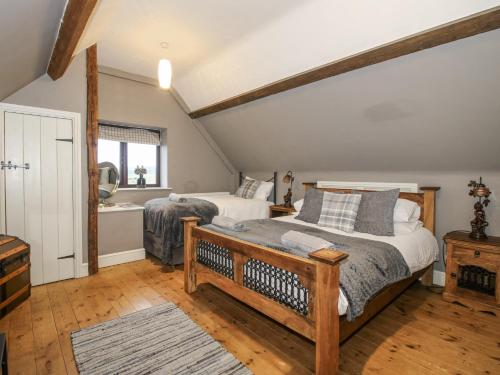 En eller flere senge i et værelse på Upper Home Farm