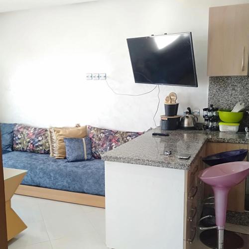 Plage de MehdiaNice apartment by the beach的带沙发的客厅