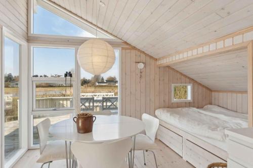 Ένα ή περισσότερα κρεβάτια σε δωμάτιο στο Quiet Cottage Near Nature, Water And Views