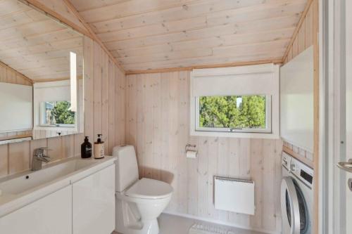 Ένα μπάνιο στο Quiet Cottage Near Nature, Water And Views