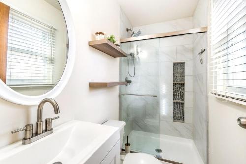 Et badeværelse på Nall Hills Gem! Great location & new interior!