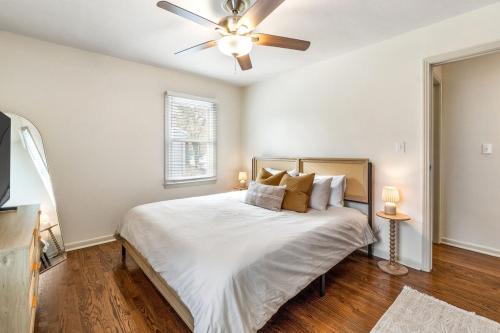 En eller flere senge i et værelse på Nall Hills Gem! Great location & new interior!