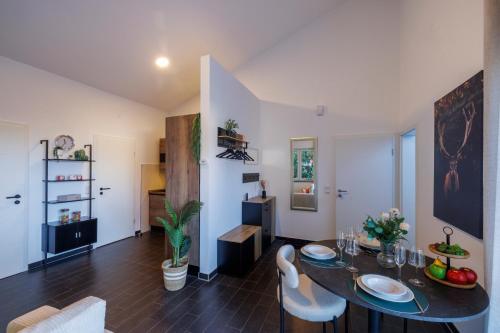 un soggiorno con tavolo da pranzo e sedie di Modernes City Apartment in Lübbecke mit Terrasse a Lübbecke