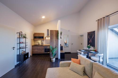 un soggiorno con divano e cucina di Modernes City Apartment in Lübbecke mit Terrasse a Lübbecke